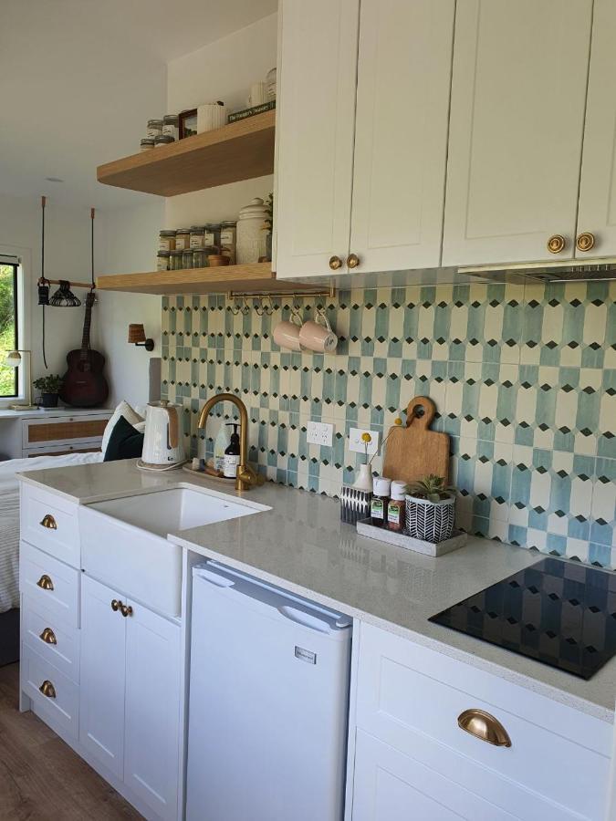 Tiny House With Greenhouse Dining Lower Hutt Luaran gambar